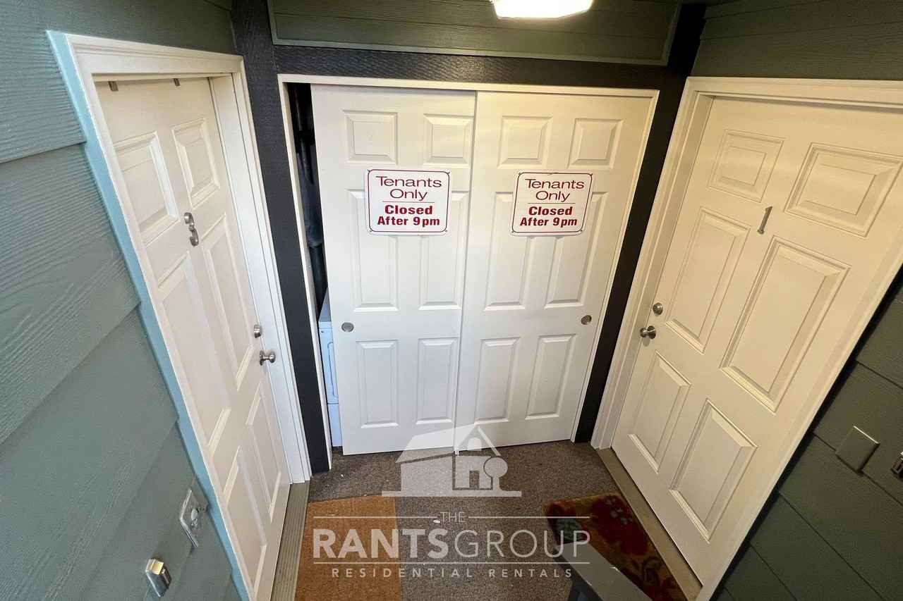Cute 2:1 Apartment Downtown Olympia with Covered Parking! - Photo 4 of 5