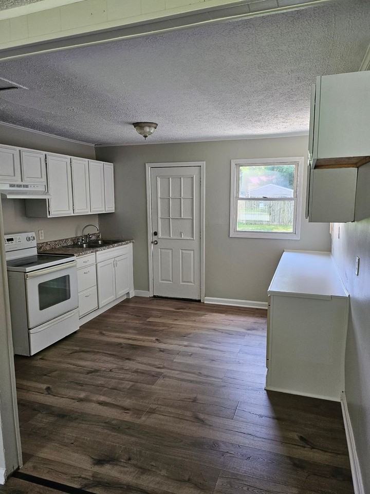 1625 Rheinhardt Ave - Photo 3 of 8