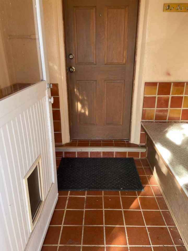 2210 - Photo 2 of 18