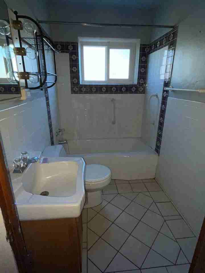2210 - Photo 3 of 18
