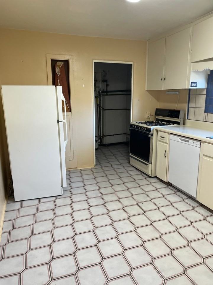 2210 - Photo 4 of 18
