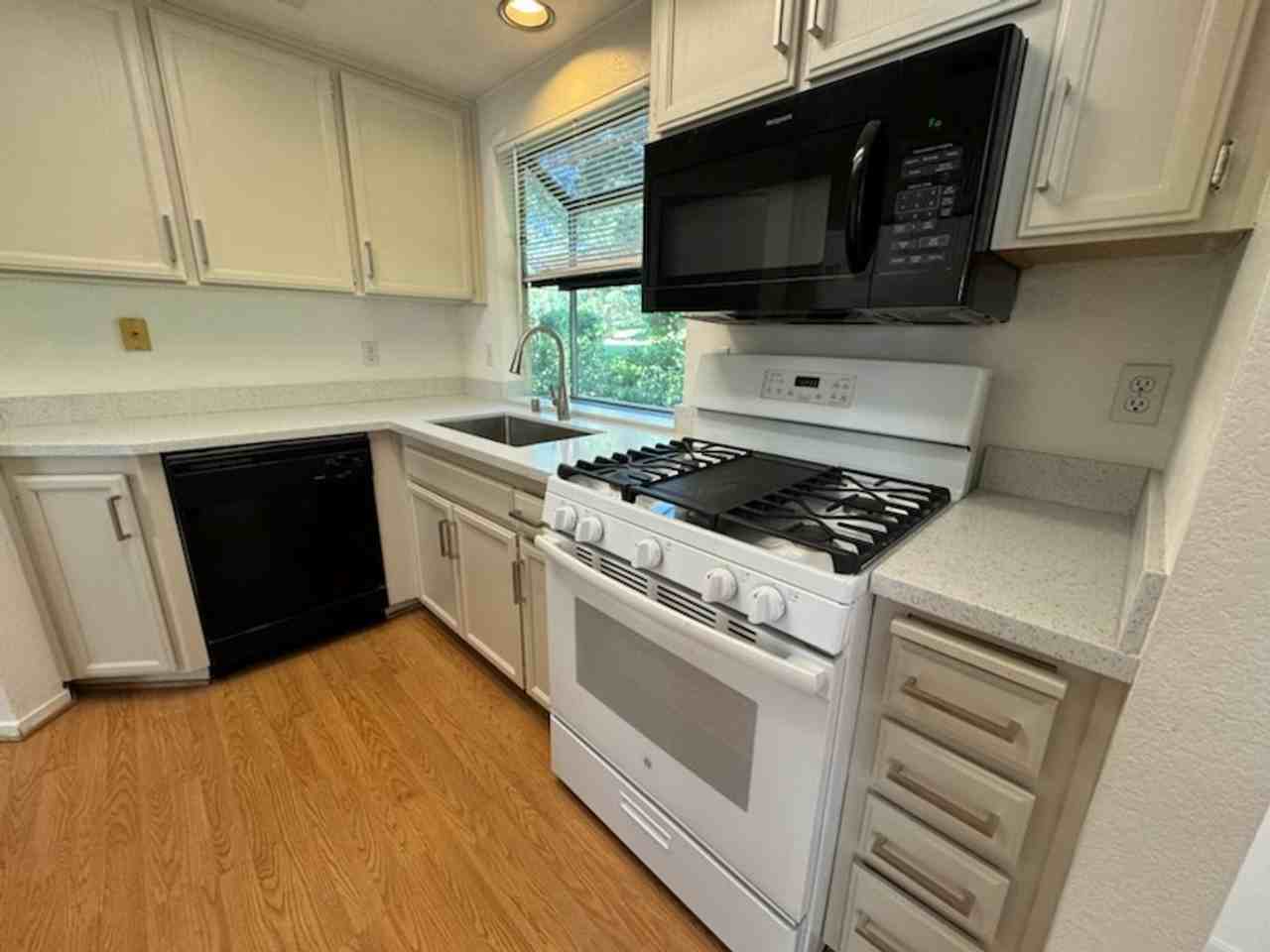 3822 Macgregor Cmn - Photo 3 of 11