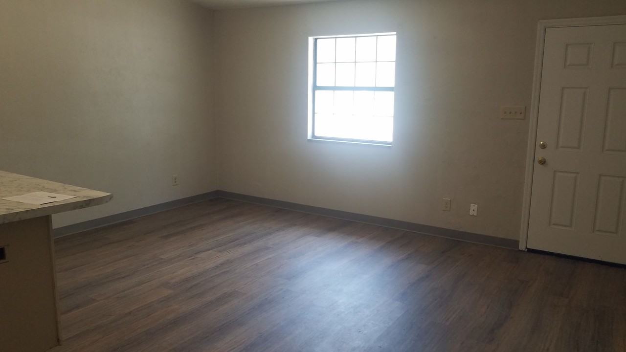 2009 Melrose Dr - Photo 2 of 9