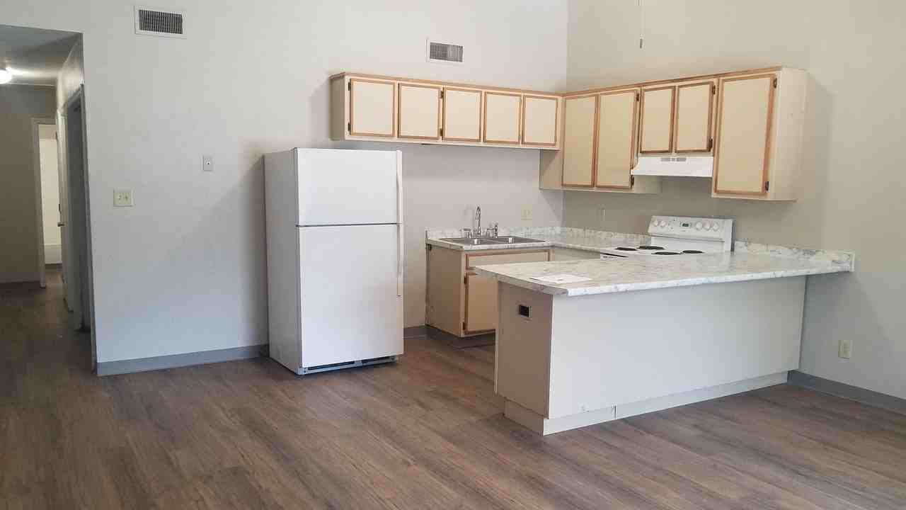 2009 Melrose Dr - Photo 3 of 9