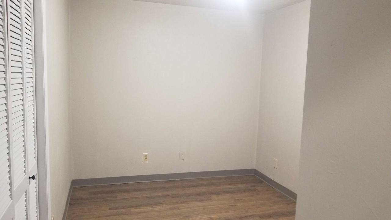 2009 Melrose Dr - Photo 6 of 9
