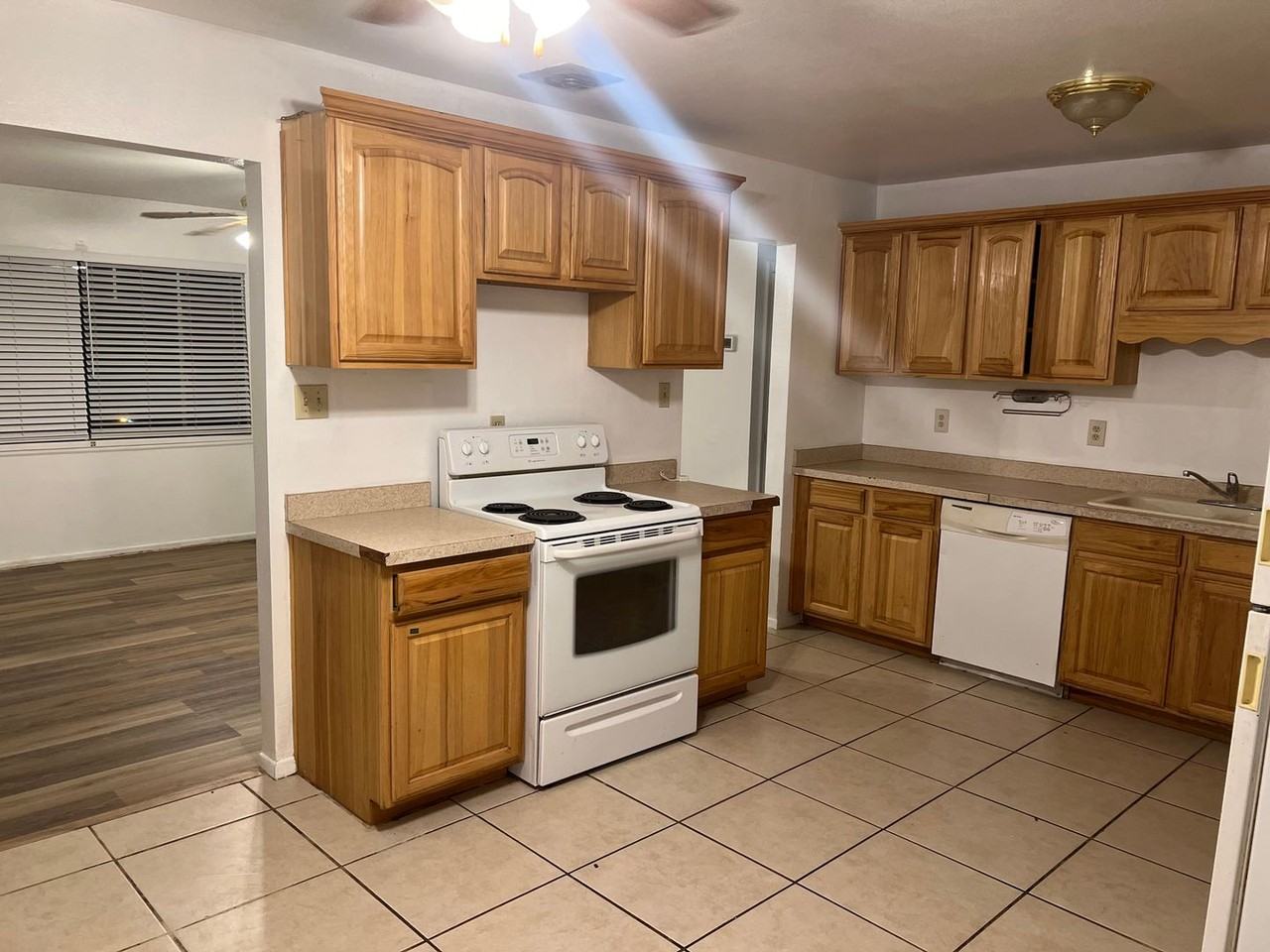 1407 W Bush Ave - Photo 3 of 11