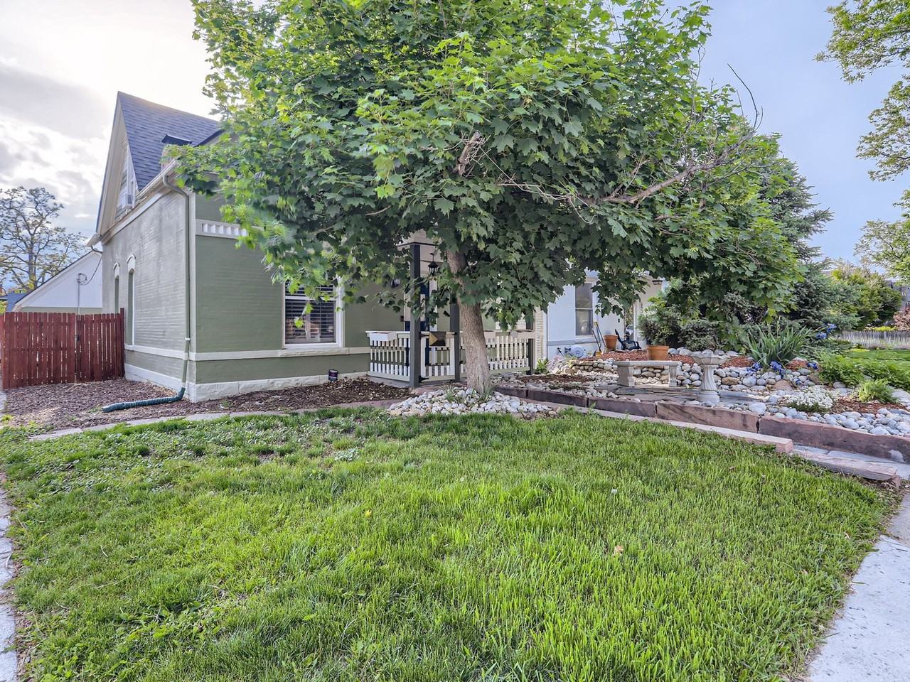 697 S Pennsylvania St - Photo 3 of 27