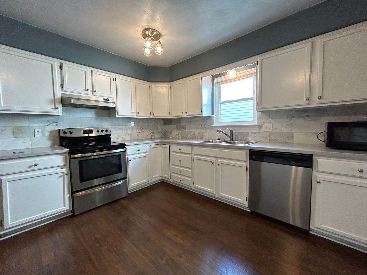 913 Bernstein Ct - Photo 3 of 25