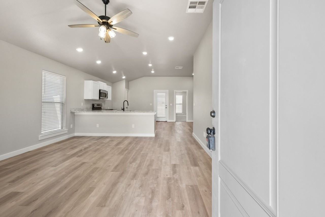 13510 Avenue X - Photo 5 of 25