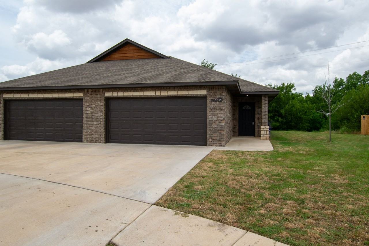 1762-1764 Eighty Niner Ter Duplex - Photo 2 of 28