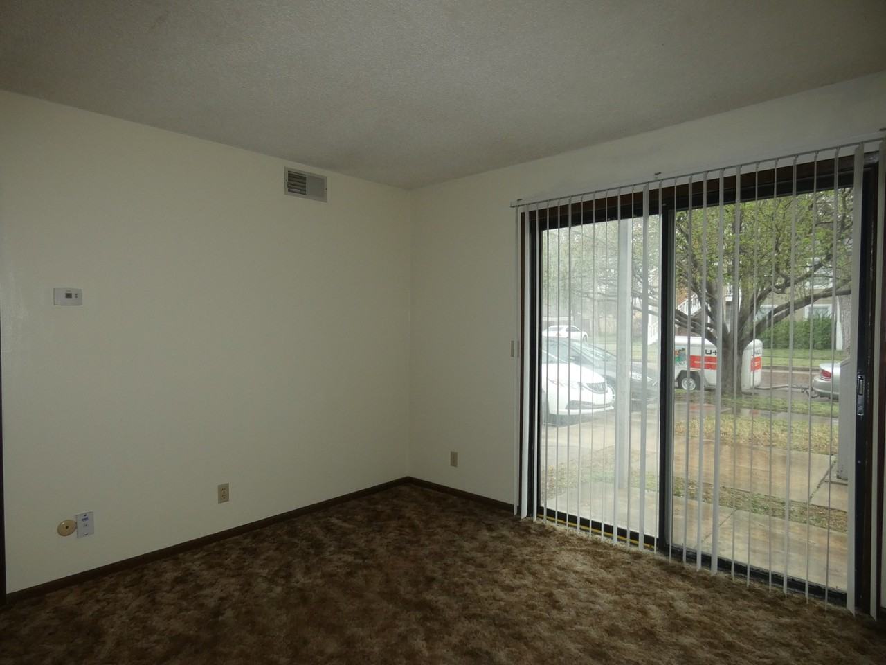 905 W 11th St - Photo 3 of 13