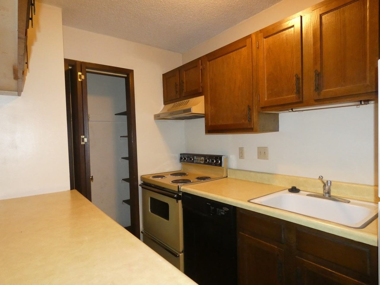 905 W 11th St - Photo 2 of 13