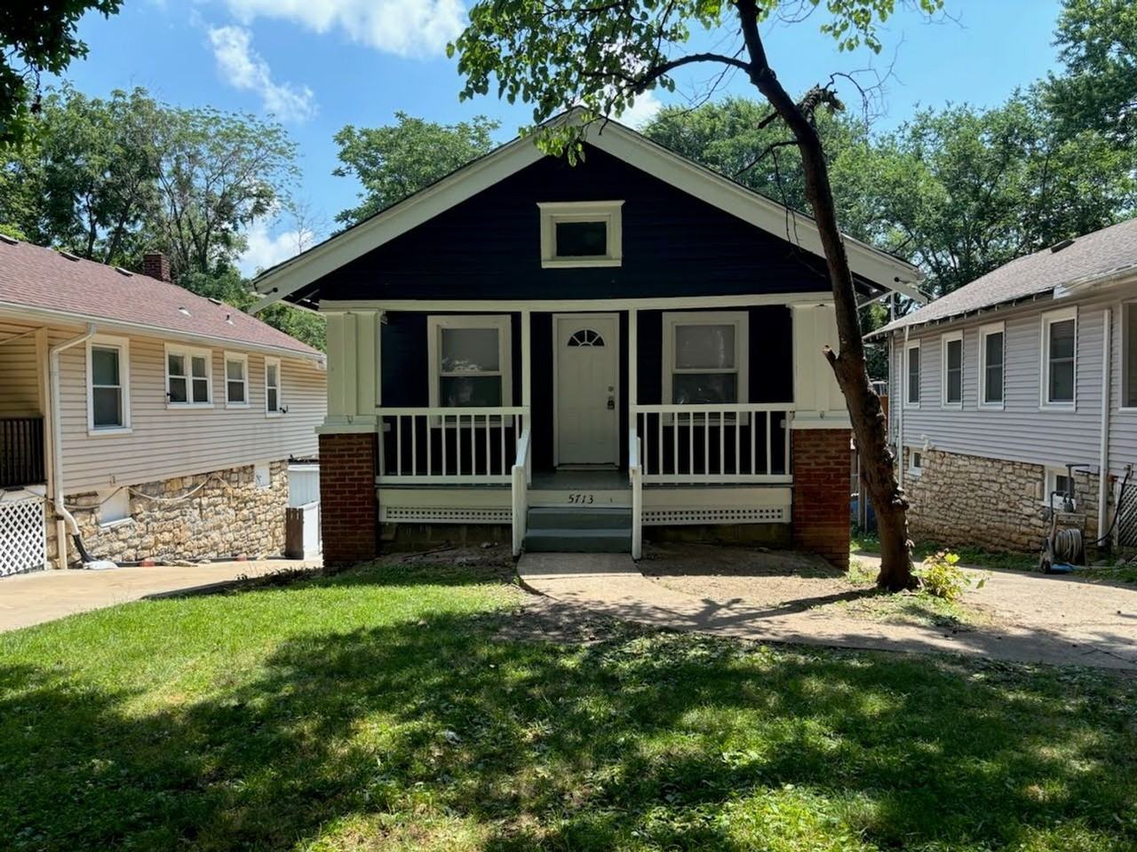 5713 Brooklyn Ave - Photo 3 of 17