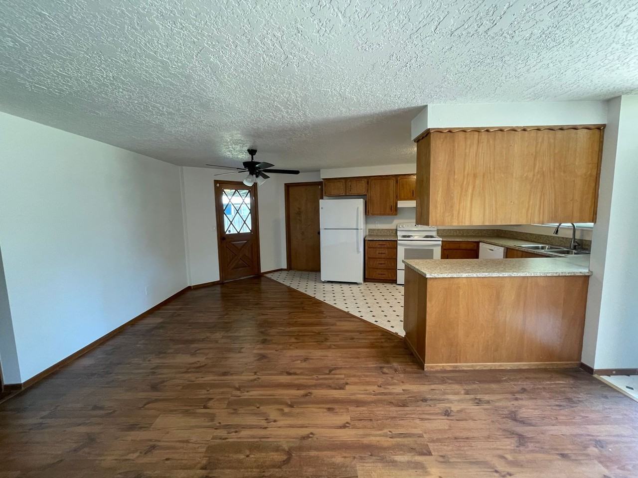 255 Heffley St S - Photo 5 of 14
