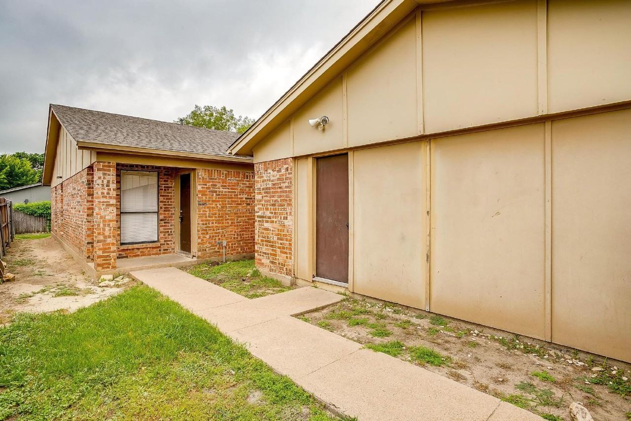 10265 Aurora Dr - Photo 2 of 13
