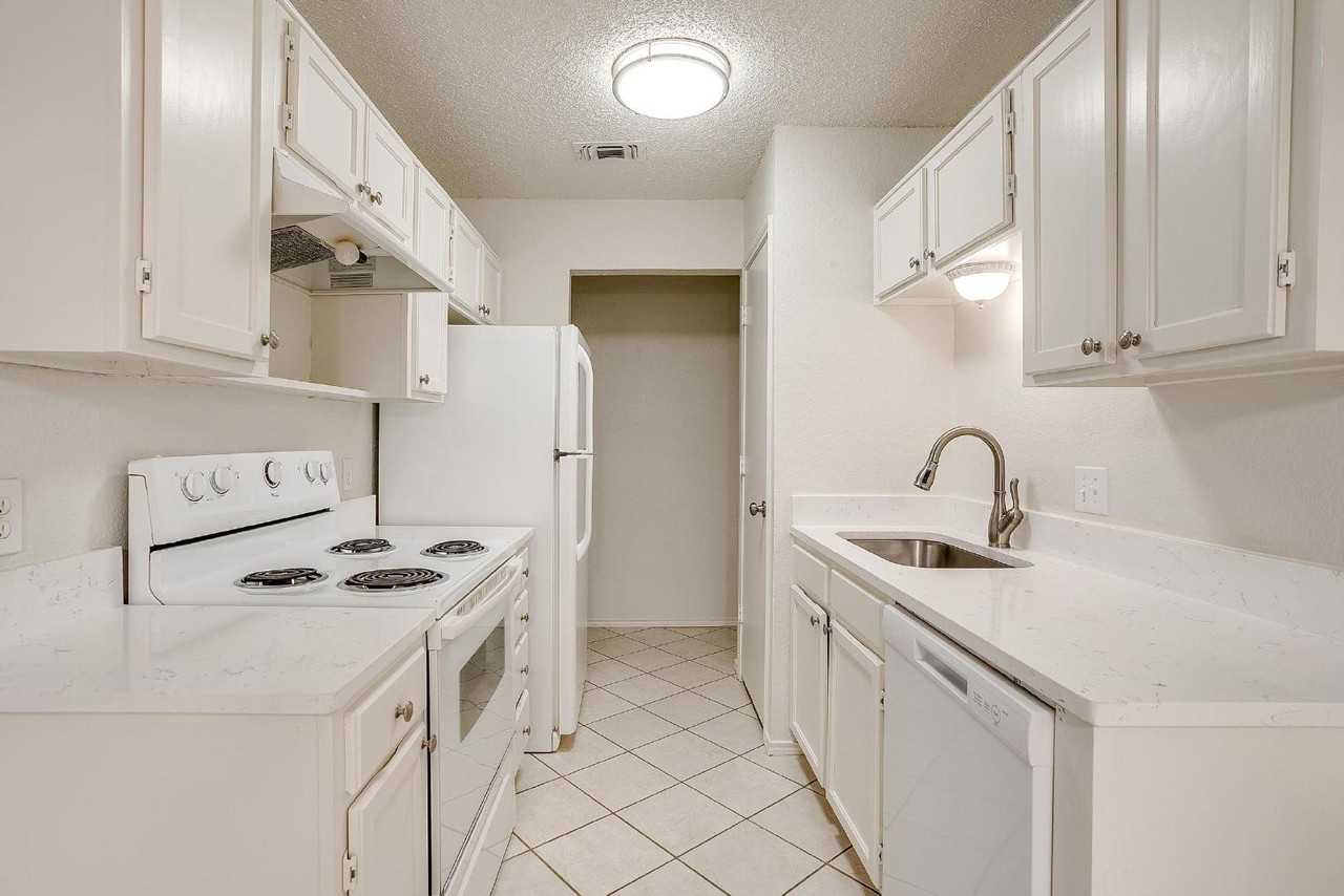 10265 Aurora Dr - Photo 6 of 13