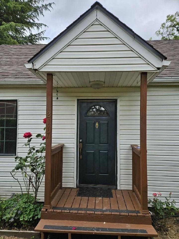 2117 Cedar St - Photo 2 of 9