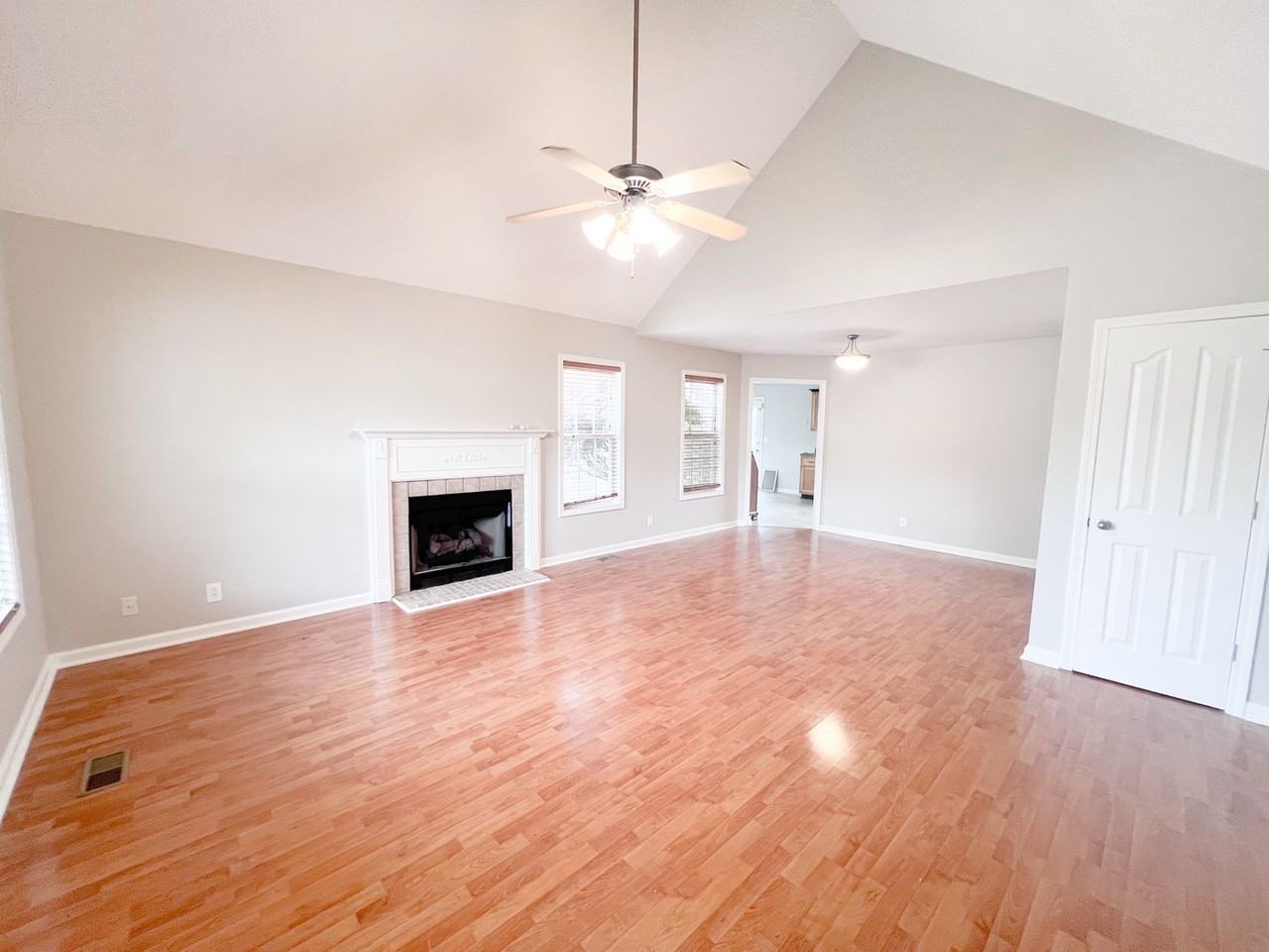 3324 Victoria Ct - Photo 3 of 19