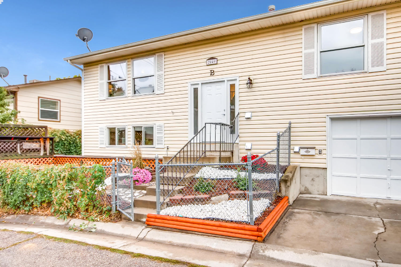 2040 Hooker St #B - Photo 2 of 20