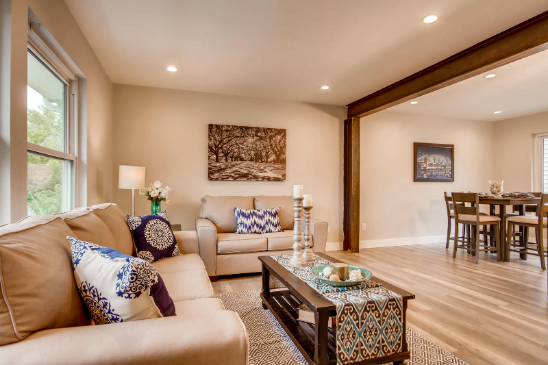 2040 Hooker St #B - Photo 3 of 20