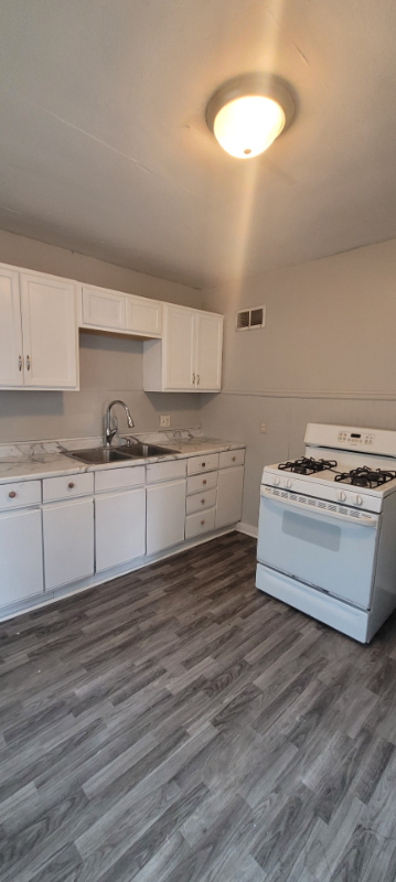 1785 Tecumseh St - Photo 4 of 15