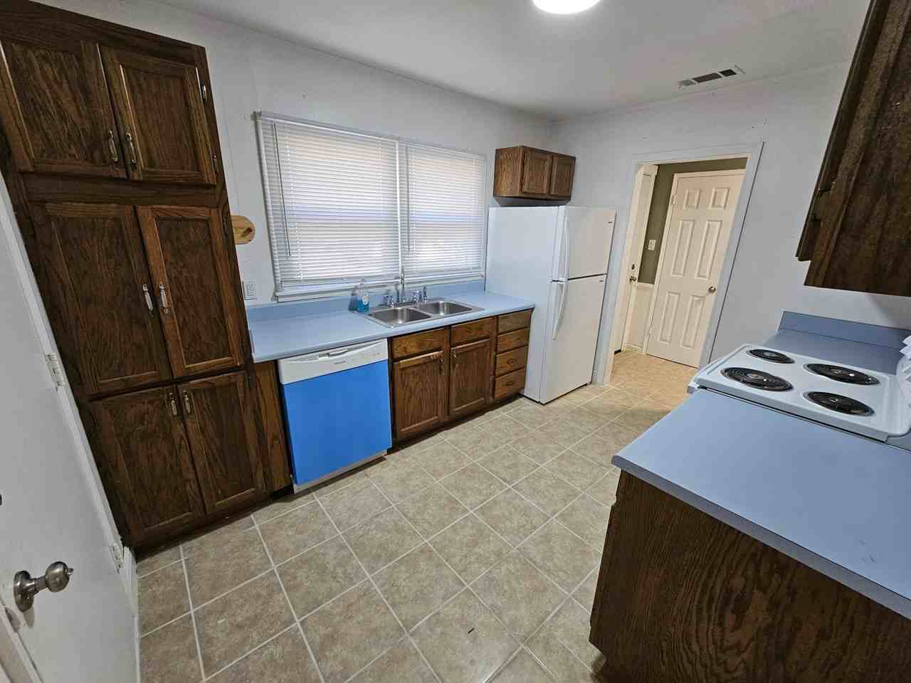 606 Louise Dr W - Photo 2 of 8