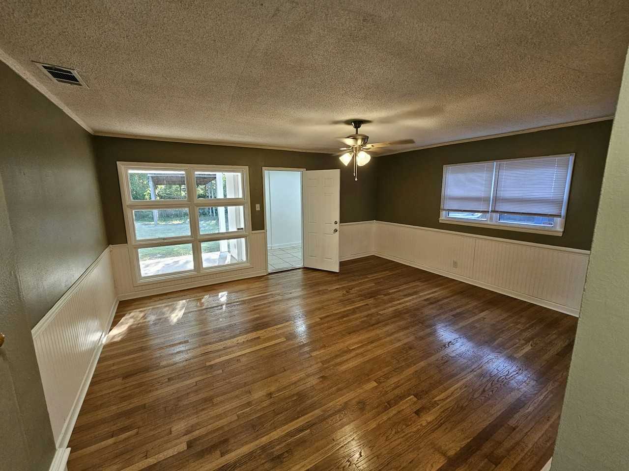 606 Louise Dr W - Photo 3 of 8