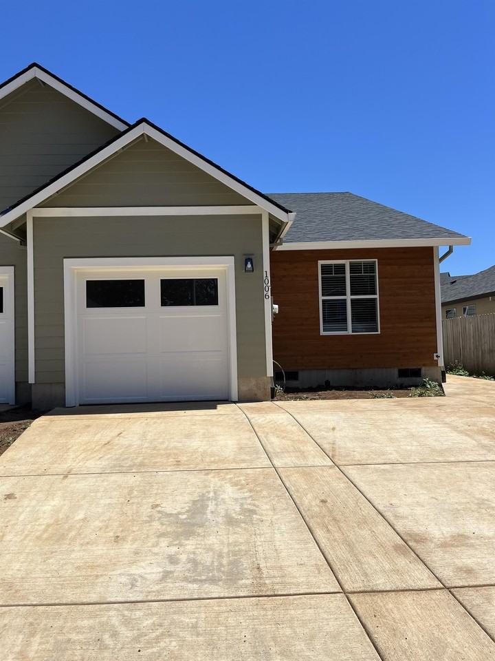 1008 Nw Highlands Loop #1 - Photo 2 of 15