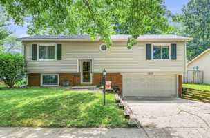 featured image of 1010 Hollycrest Dr #1