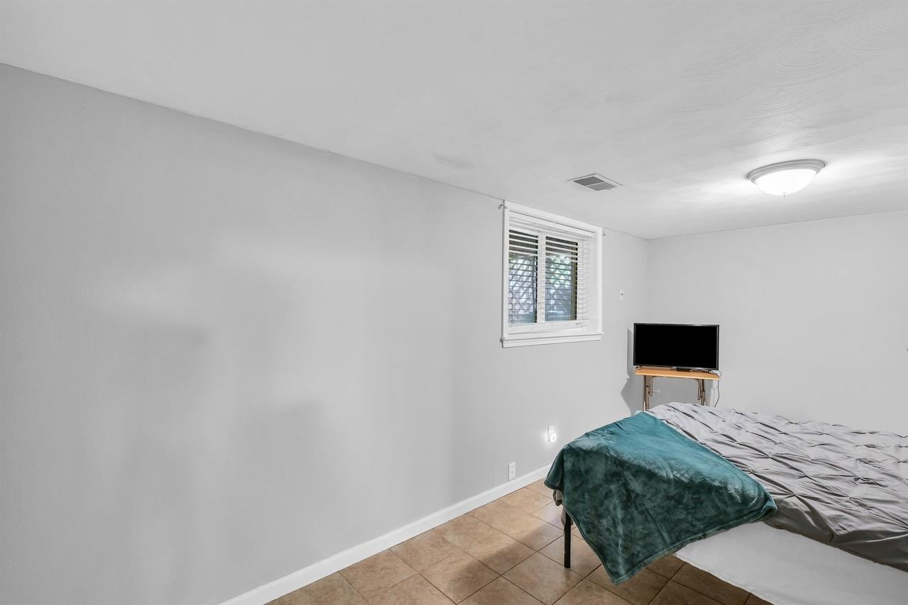 1010 Hollycrest Dr #1 - Photo 6 of 18