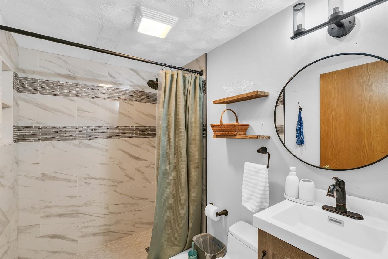 1010 Hollycrest Dr #1 - Photo 7 of 18