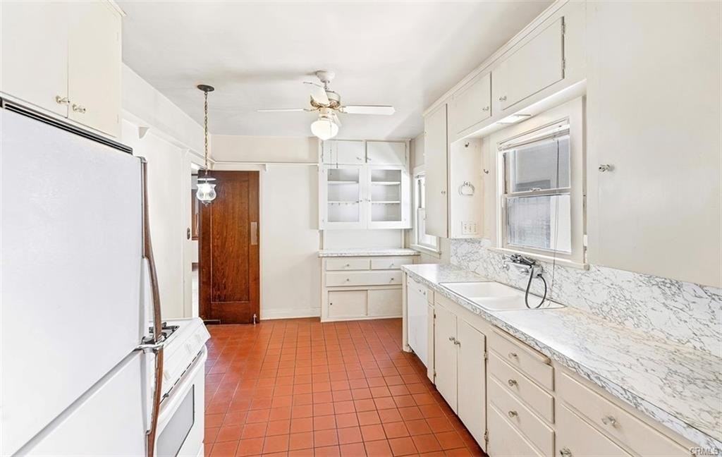 117 E Bay Ave - Photo 2 of 8