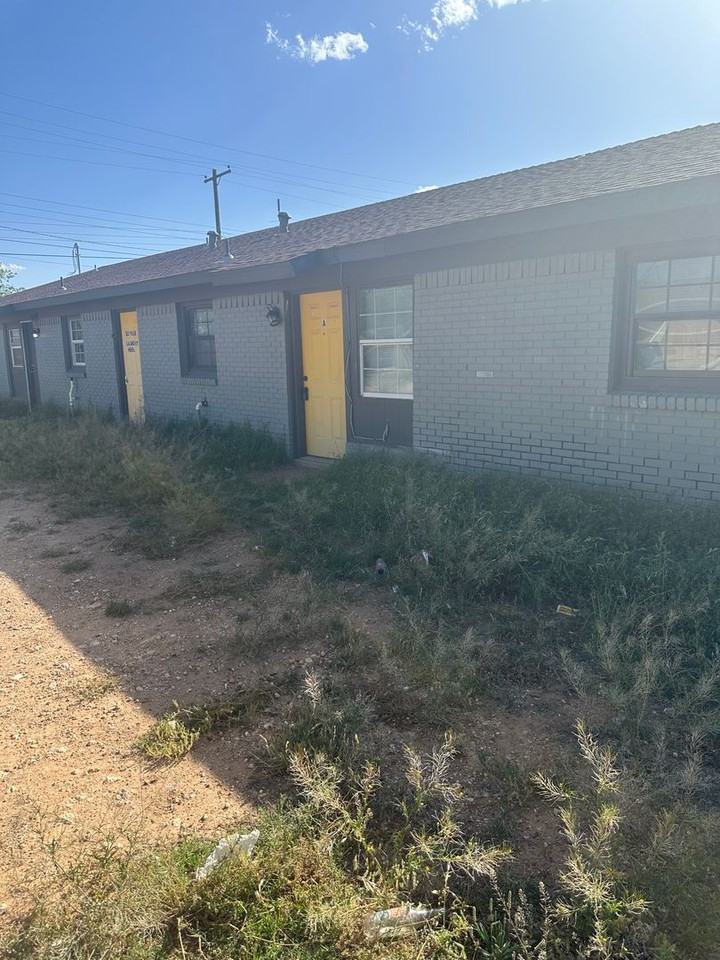 RJ 1716 E Dartmouth Street - Photo 2 of 11