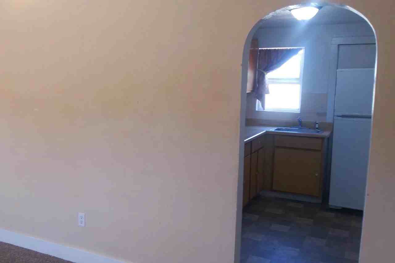 1542 W C St - Photo 3 of 11