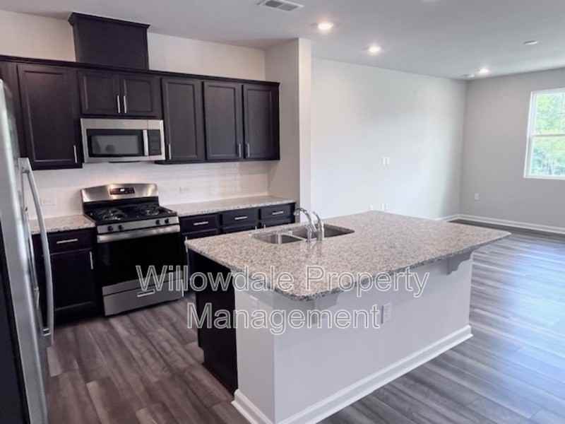 2031 Caen St - Photo 4 of 35