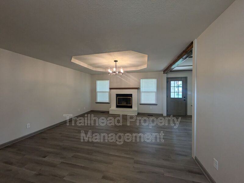 1002 Sw Hereford Dr - Photo 2 of 34