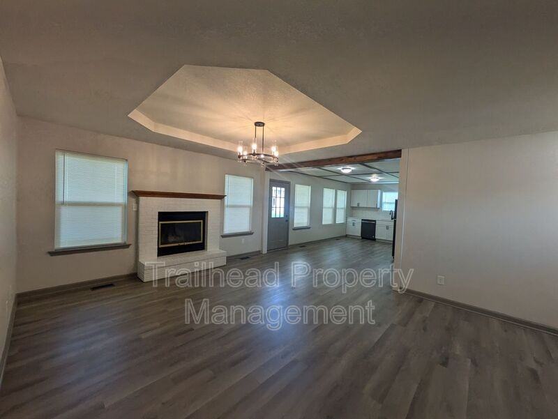 1002 Sw Hereford Dr - Photo 3 of 34