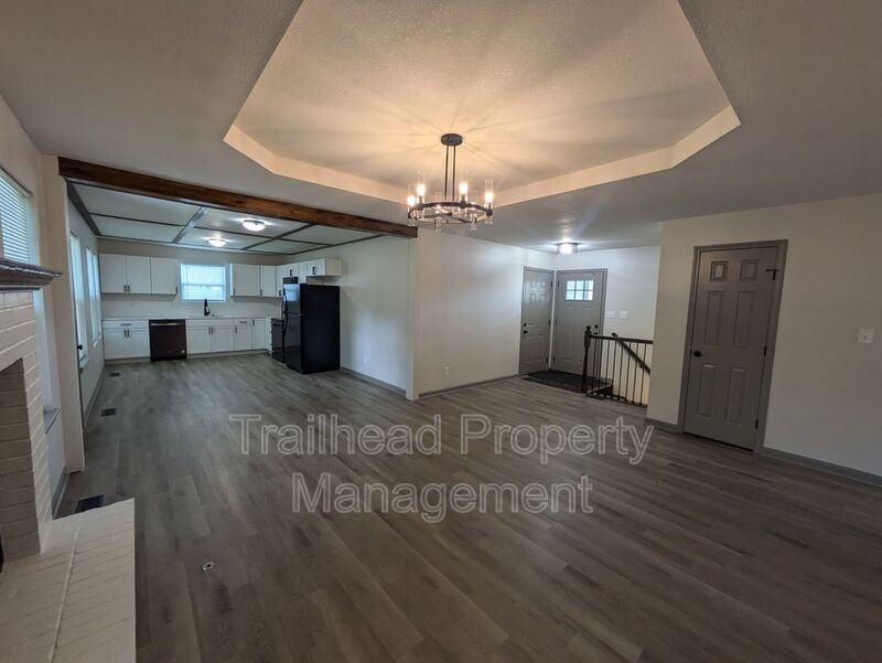1002 Sw Hereford Dr - Photo 4 of 34
