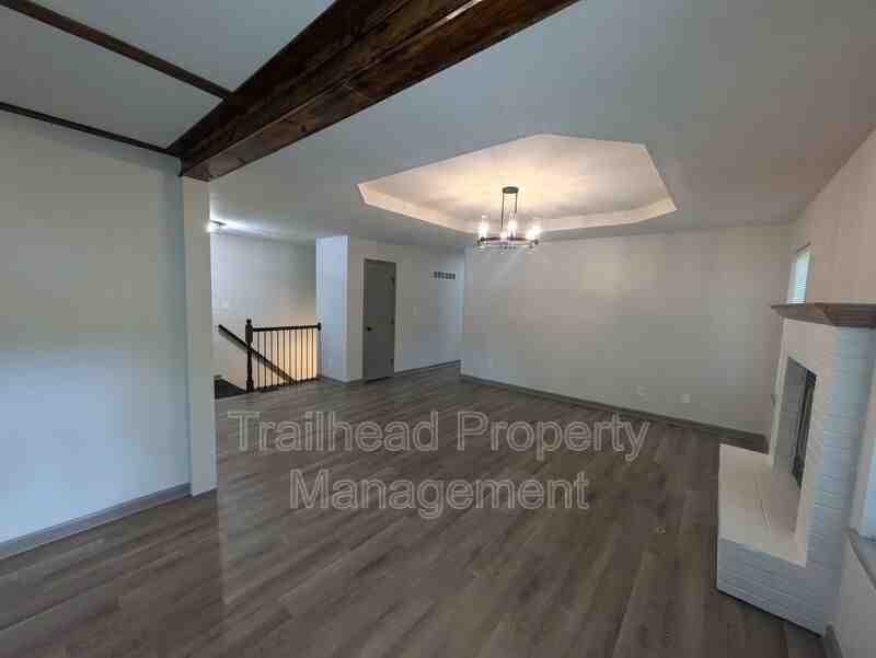 1002 Sw Hereford Dr - Photo 5 of 34