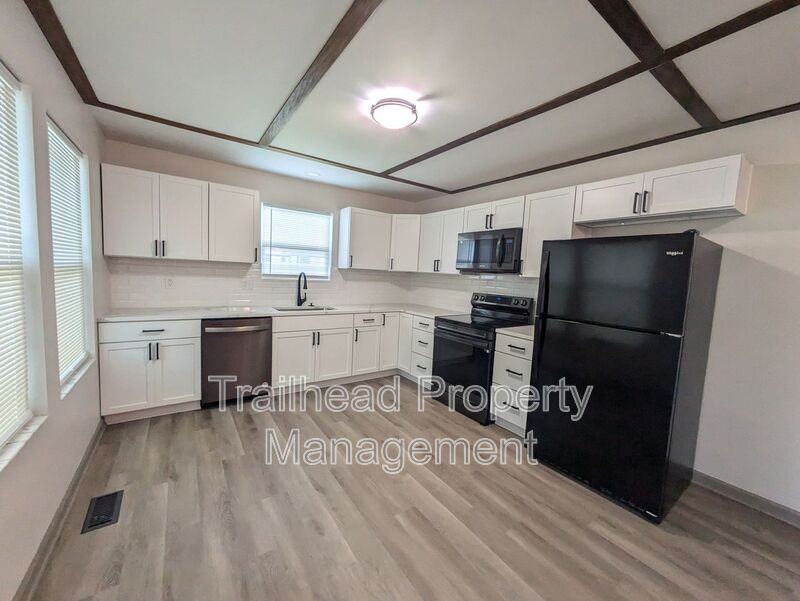 1002 Sw Hereford Dr - Photo 7 of 34