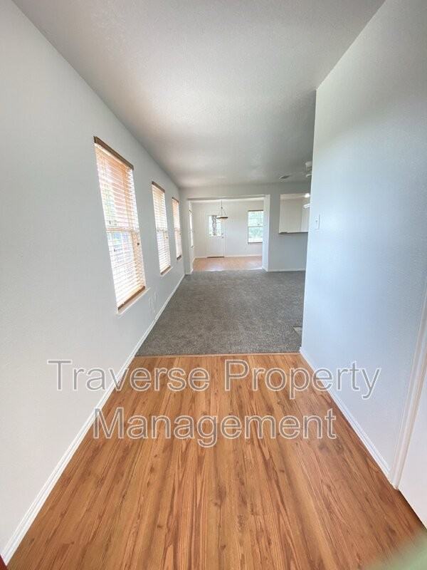 8016 Meadow View Trl - Photo 4 of 25