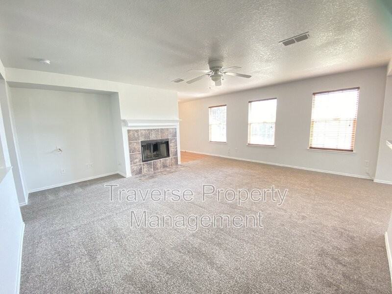 8016 Meadow View Trl - Photo 6 of 25