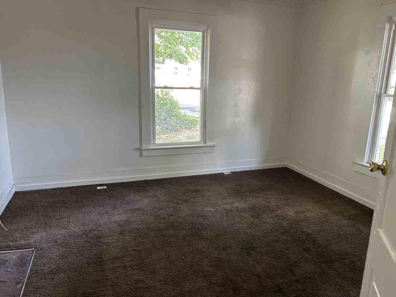 324 W Poplar St - Photo 2 of 6