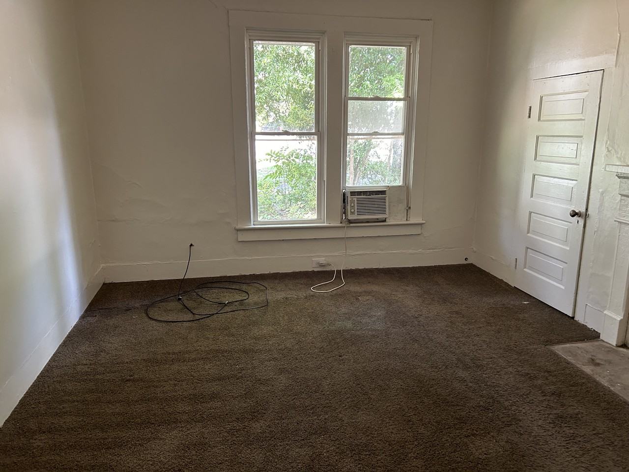 324 W Poplar St - Photo 3 of 6