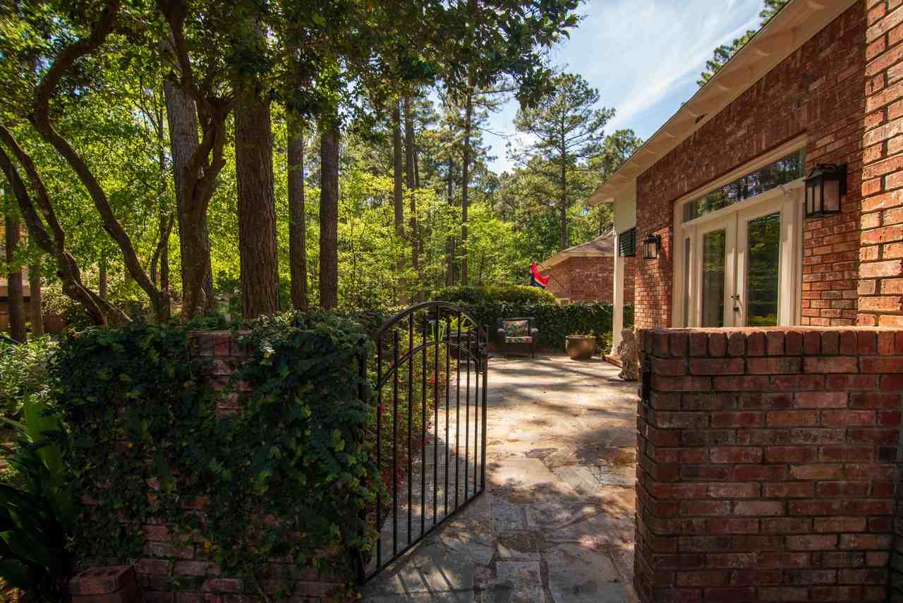 10 Moss Point Rd - Photo 2 of 11