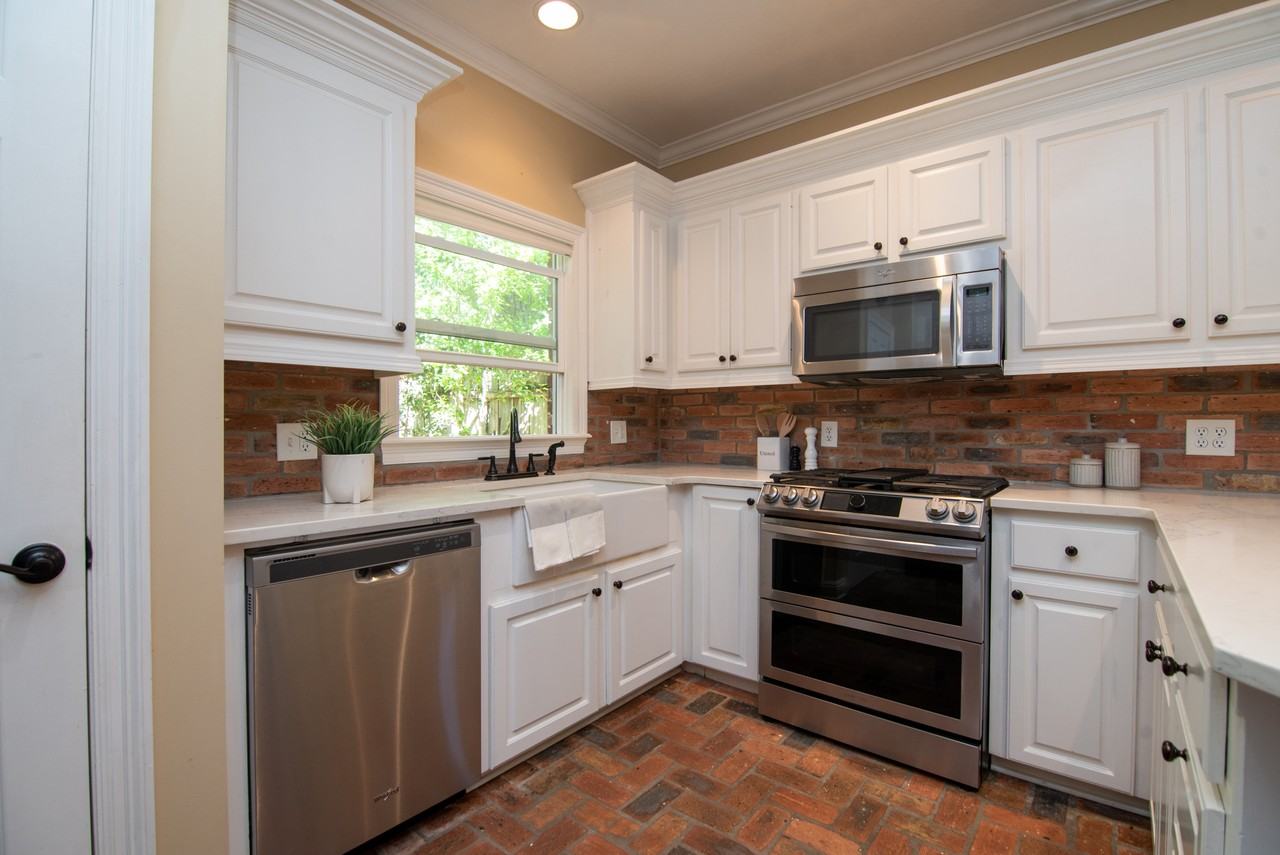 10 Moss Point Rd - Photo 7 of 11