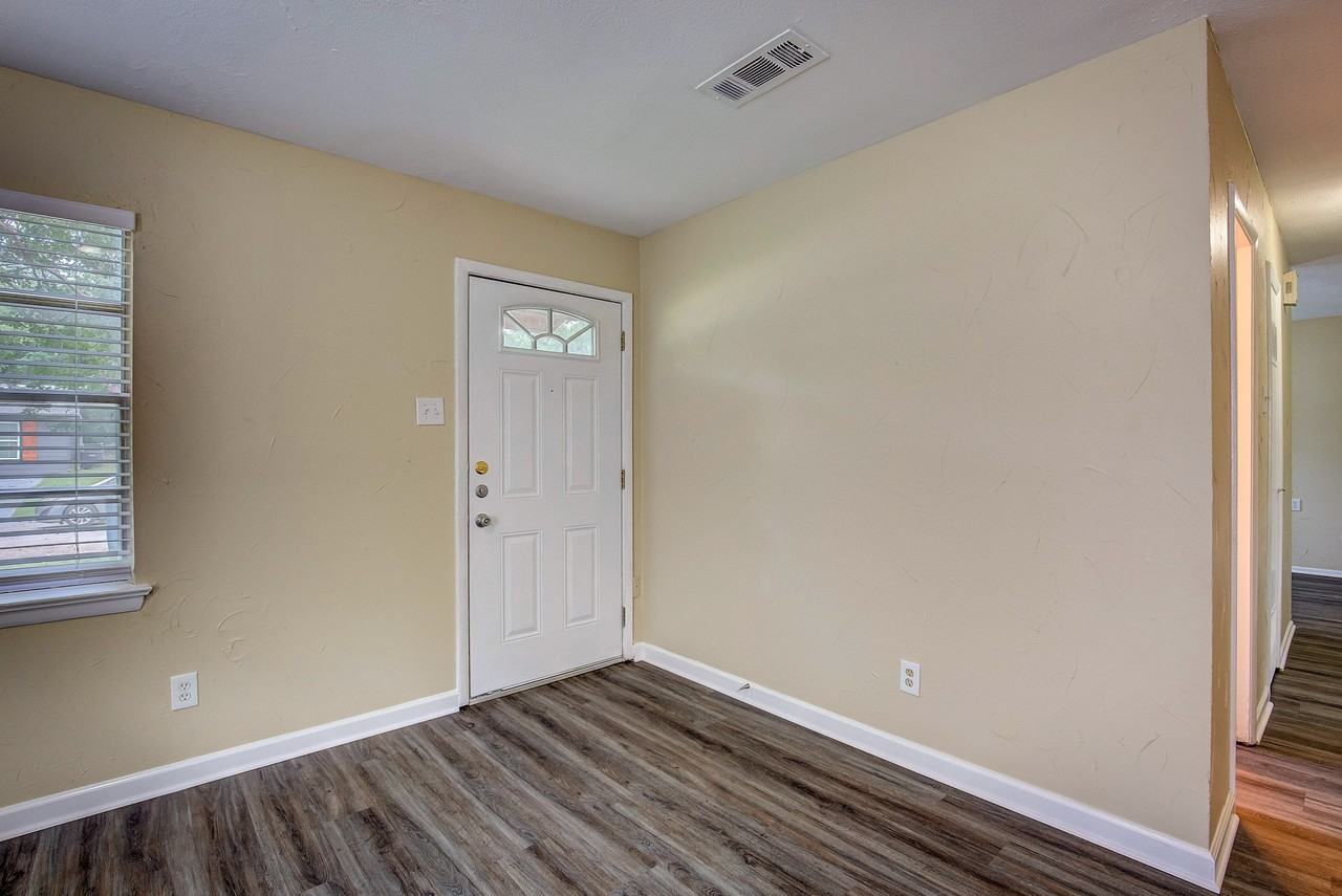 820 Collin Dr - Photo 2 of 20