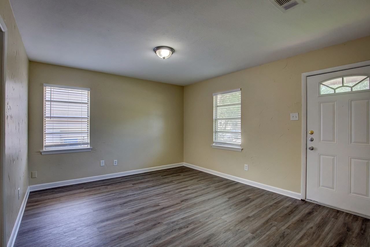 820 Collin Dr - Photo 3 of 20