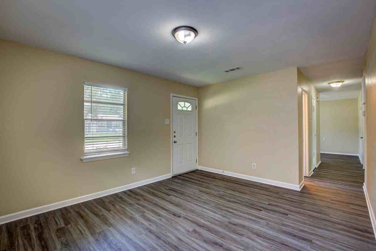 820 Collin Dr - Photo 5 of 20