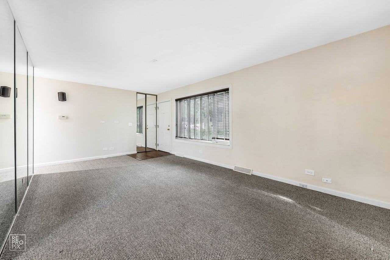 636 Forum Drive - Photo 2 of 10